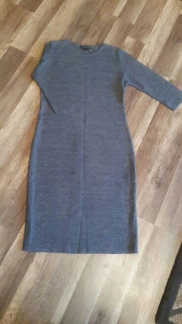 Digər qadın geyimləri: 1 defe istifade olunub. Razmer 40 Kemeri var.Uzunlugu midi — 3