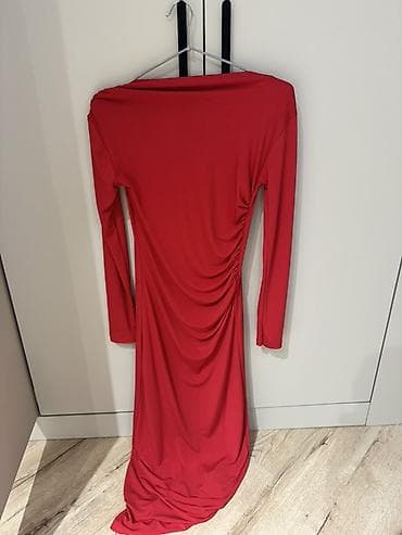 Qırmızı uzun ziyafət geyimi - Model: Bədənə oturan, uzun (maxi) kəsim