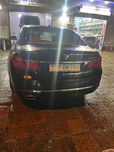 BMW 740: 3 l | 2012 il Sedan