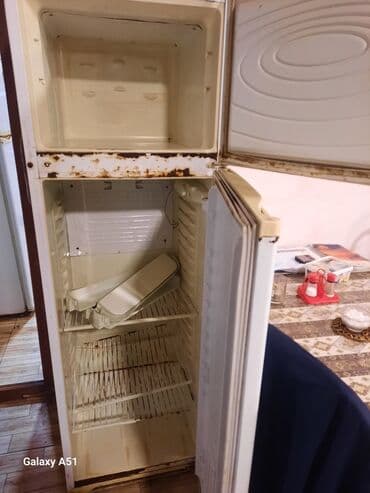 silindirin həcmi: Ağ rəngdə ikiqapılı soyuducu. İki ayrı qapısı var, yuxarı hissədə — 3