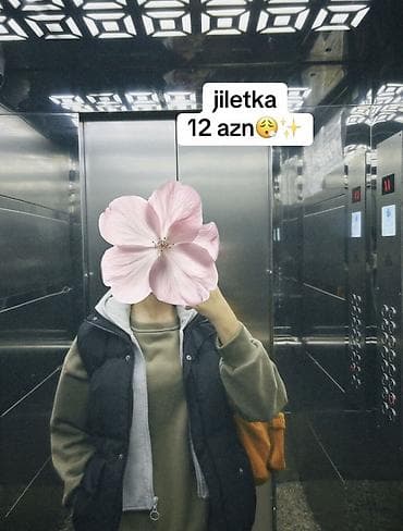 Qadın üçün yastı dolğulu jiletka. - Rəng: qara - Model: kapüşonsuz