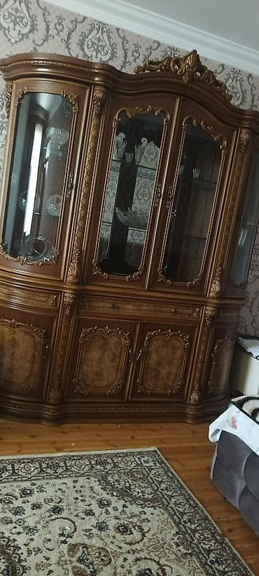 Klassik üslubda böyük vitrinli bufet - Material: təbii ağac