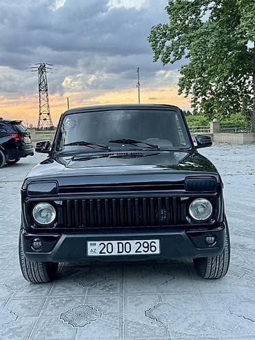 LADA Niva 4x4, qara rəng - Ban növü: 3 qapılı SUV - Tam ötürücü 4x4 -