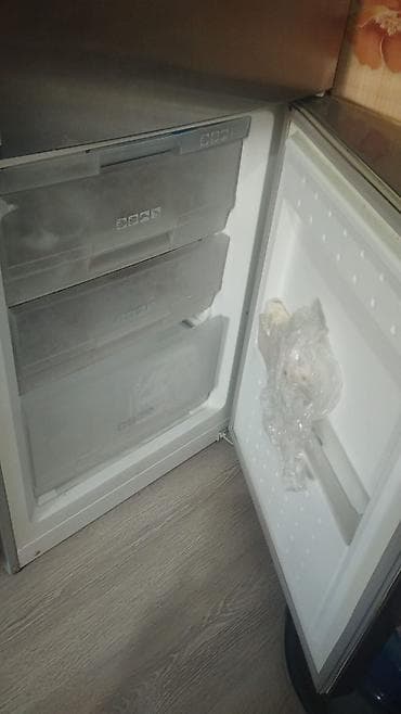 söyüd: İkiqapılı soyuducu (alt kamerada dondurucu) - Rəng: paslanmayan polad — 2