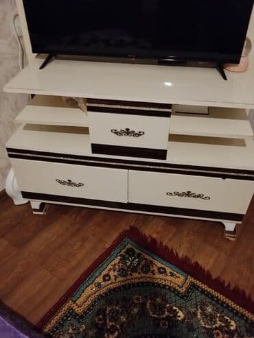 Pufiklər: Düz TV altlığı, Polkalı — 1