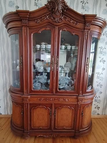 Klassik üslubda vitrin-kredens - Material: Təbii ağac karkas