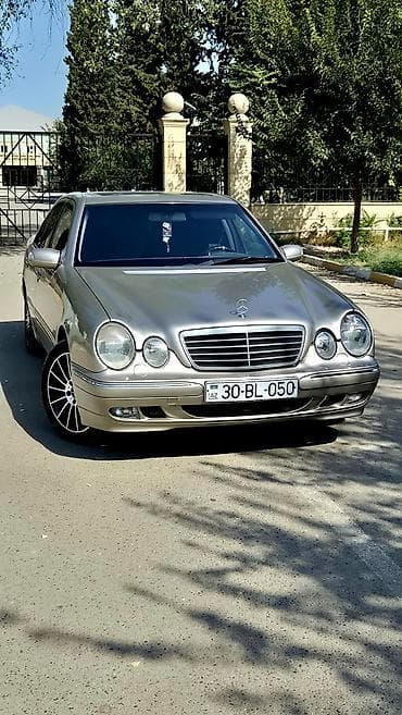 Mercedes-Benz E-Class: 2.4 l | 2000 il Sedan