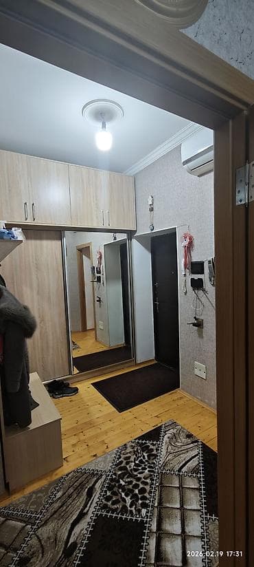 qonag otagi mebel: Lökbatan qəsəbəsinin düz mərkəzində bina evi satılır. Yaxınlıqda — 5