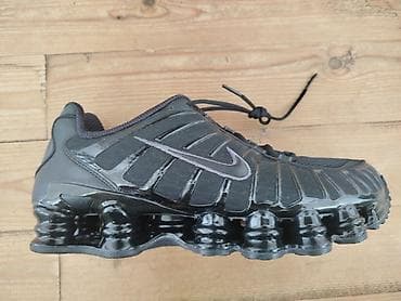 nike şalvar: Nike Shox idman ayaqqabısı – tam qara rəngdə, klassik Swoosh loqolu — 1