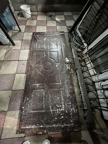 seyfi qapi: Metall giriş qapısı 
Islenmisdir Normal Qapidir 
En 90 
Hun 2.05 — 10