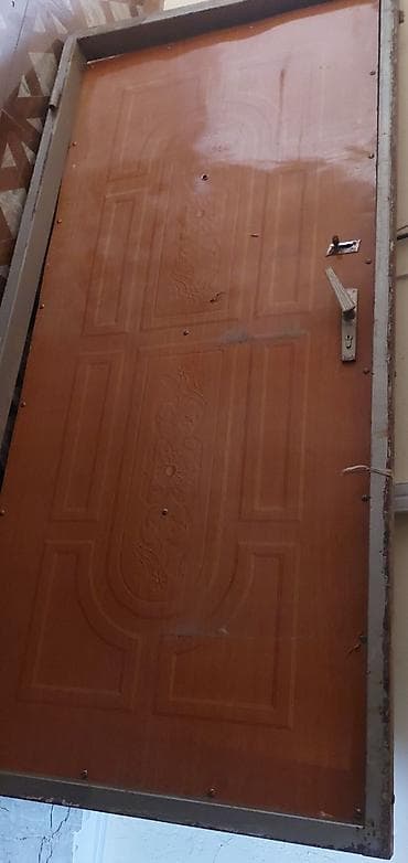 Dəmir ağır qapıdır. Çərçivəsi ilə uzunluğu 2.7 eni 97. Alıcı ünvandan