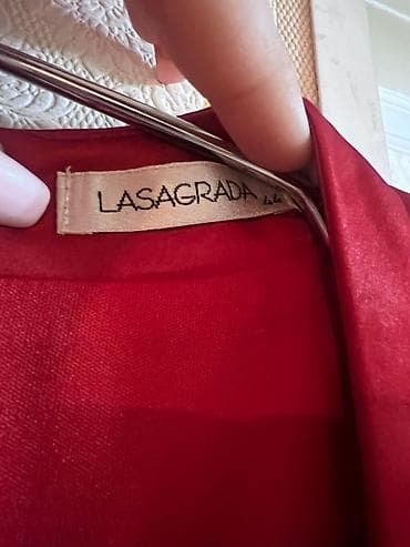 xonca bezemek: LASAGRADA qırmızı ziyafət libası - Brend: LASAGRADA (etiket üzərində) — 2