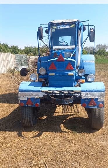 maşın ucun işıqlar: Mavi rəngdə kənd təsərrüfatı traktoru Əsas xüsusiyyətlər: - Ön — 4