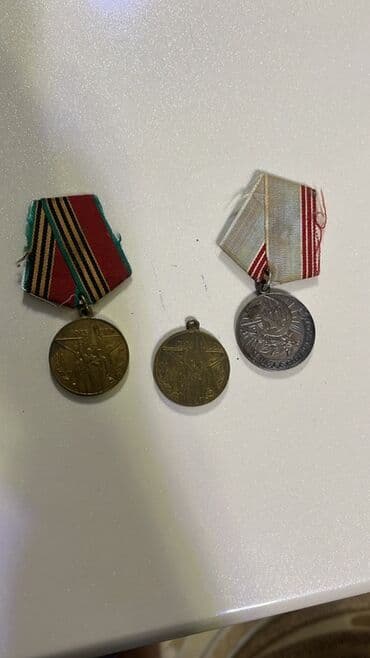 Məhsul: Sovet dövrünə aid medal dəsti Təsvir: - 2 ədəd “1945–1985