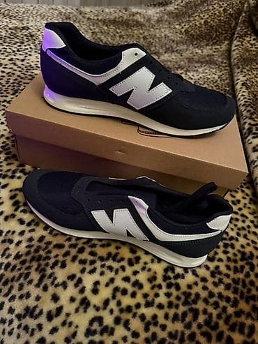 ağ kofta: Idman üslublu kişi krossovkası - Rəng: tünd göy/qara üstlük, ağ detal — 1