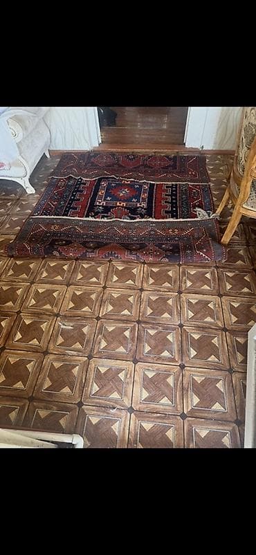 Əl toxuması xalça - Naxış: Qafqaz üslubunda, mərkəzdə göl motivi və