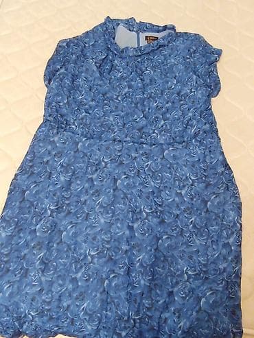 Куртки: - Göy rəngli gül naxışlı paltar: Tam səthdə relyefli gül printi, qısa — 2