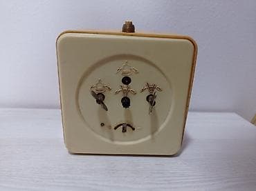 qızılı saat: Məhsul: Mexaniki stolüstü zəngli saat Təsvir: - Kvadrat korpus, krem — 2