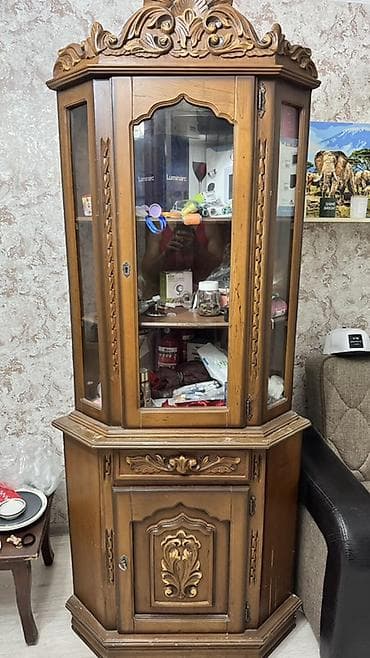 bufet: Künc vitrin–bufet dəsti Fistiq agacinnandur. Cox keyfiyyetlidir. Ust — 6