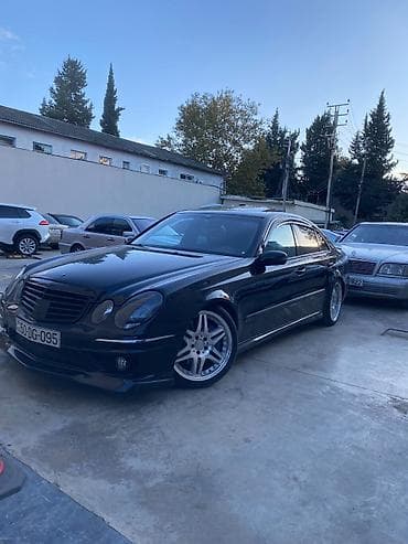 mercedes c190: Mercedes-Benz E‑Class (W211) sedan – qara rəng, AMG üslublu eksteryer — 10