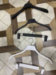 вешалки для брюк: Məhsul: Asılqan dəsti Tərkib: - 600ədəd geniş çiyinli paltar asılqanı — 4