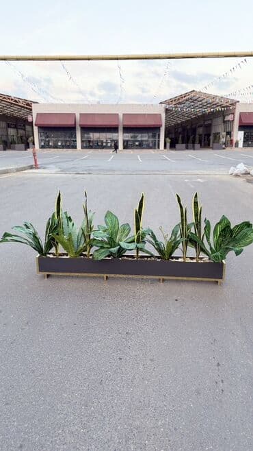 Məhsul: Dekorativ uzun metal çiçək qutusu və süni bitki kompozisiyası