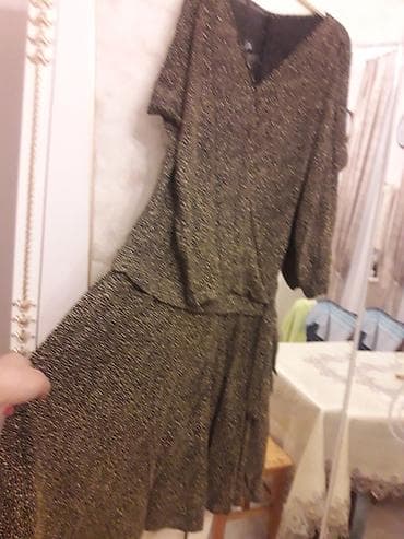 Zərif qızılı parıltılı naxışlı qara paltar - Model: V-kəsimli, dizdən — 2