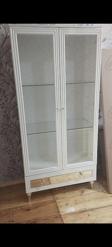 Klassik üslubda ağ mebel dəsti Tərkib: - 2 qapılı şüşə vitrini: iki — 1