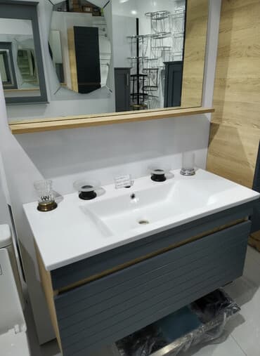 salon canagi: Ağ rəngli keramika Çanaq və boz rəngli taxta dolabdan ibarət hamam — 1