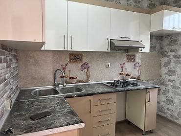 Mətbəx mebeli dəsti - Üst və alt şkaflar: Parlaq ağ fasadlar, metal