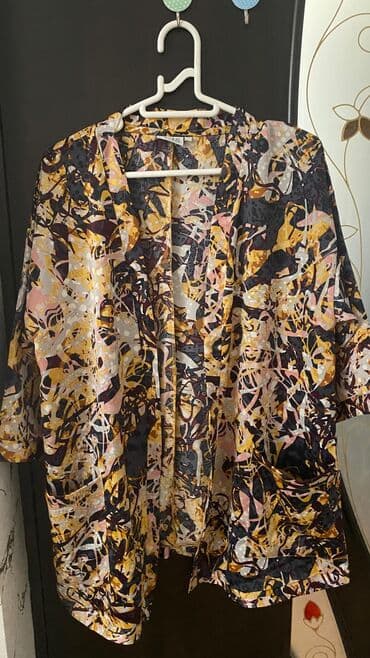 papaqlı tolstovkalar: Çəhrayi ve mavi don 5azn Bənövşəyi don 15azn Mavi sviter və bənövşəyi — 7