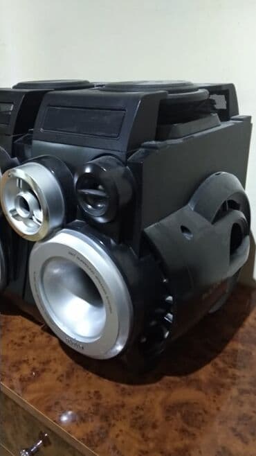 Səs gücləndiriciləri: 3800 w Güclü səs sistemi 2 Basoviki 2 Səs Kalonkaları var — 7