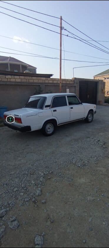 4 goz qaz: VAZ 2107, ağ rəng, sedan kuzov. Əsas xüsusiyyətlər: - Mühərrik: RWD — 2