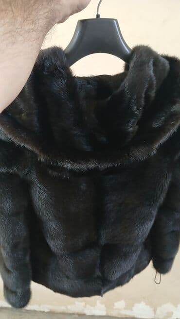 kürkler: Zərif qara xəzdən hazırlanmış bu qadın xəz gödəkcə, hər iki tərəfində — 2