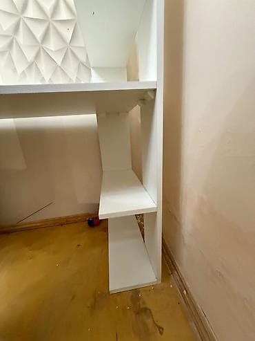 quba mas: Satılır: Yazı/kompüter masası rəflərlə. Ağ rəngli, müasir dizaynlı — 2
