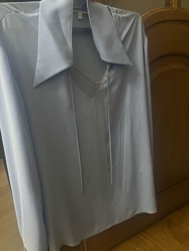 klassik koynekler: Zərif qadın bluzası - Rəng: açıq mavi - Parça: ipək effektli, yüngül — 1