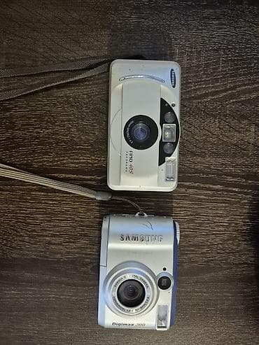 samsung netbook: Samsung fotoaparat dəsti. Şəkillərdə 2 ədəd fərqli Samsung kamera — 1
