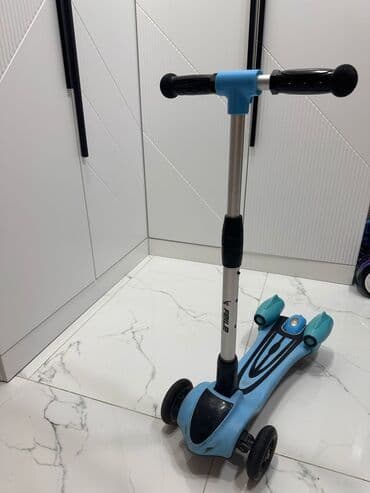 трюковой самокат в бишкеке: Açıq mavi rəngdə olan üçtəkərli skuter. Skuterin hündürlüyü — 3