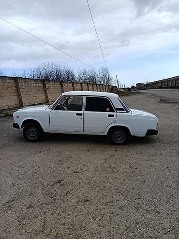 vaz 2107 abirsofka: VAZ 2107, ağ rəng, sedan gövdə. Klassik dizaynlı, 4 qapılı, arxa — 5