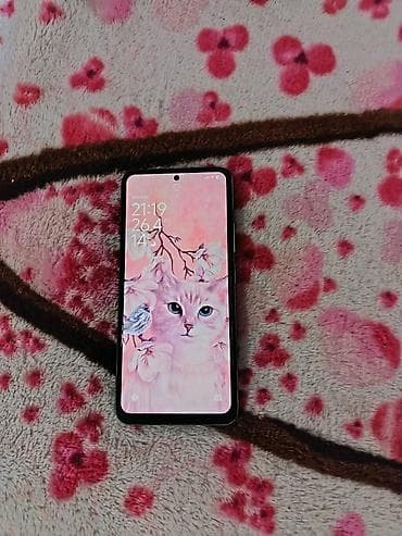 Smartfon – tam ekranlı, ön kameralı mərkəz deşikli dizayn