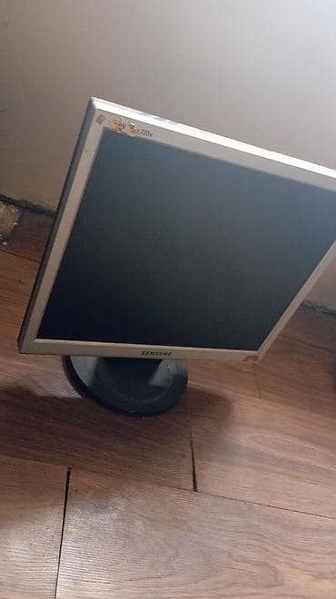 monitor kompüter: Samsung şirkətinin gümüşü rəngli monitoru. Kompüter və ya noutbuk üçün — 5