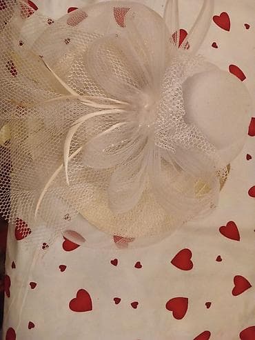 Zərif ağ fascinator/baş bəzəyi - Şlyapa tipli fascinator: yumru baza
