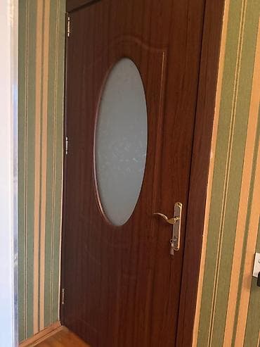 Otaq qapısı – şüşəli, taxta teksturalı, Biri 50 manat,3 ədəd qapidir
