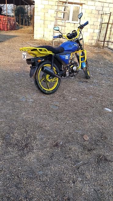 qaz 24 masin: Moped/motosiklet – “M50” seriyası, mavi rəngdə, sarı aksesuarlarla — 5