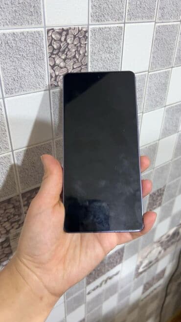 Moskviç: Smartfon - Tam ekranlı, nazik çərçivəli dizayn - Ön paneldə mərkəzdə — 1