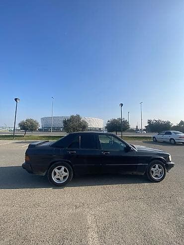 motoblok kreditle satisi: Mercedes-Benz 190 (W201) modelinə aid qara rəngli sedan avtomobili — 2