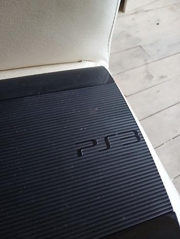 islənmiş soyuducu: Sony PlayStation 3 (PS3) oyun konsolu. Şəkillərdə qara rəngli PS3 — 2