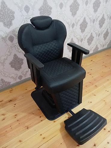 kreslo carpayı: Bərbərxana üçün peşəkar kreslo və klassik barber işarəsi (barber pole) — 1