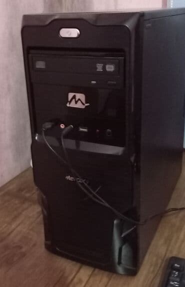 2 ədəd monitor: Ofis və ya ev istifadəsi üçün nəzərdə tutulmuş qara rəngli masaüstü — 6