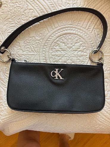 Çiyin çantası, Calvin Klein